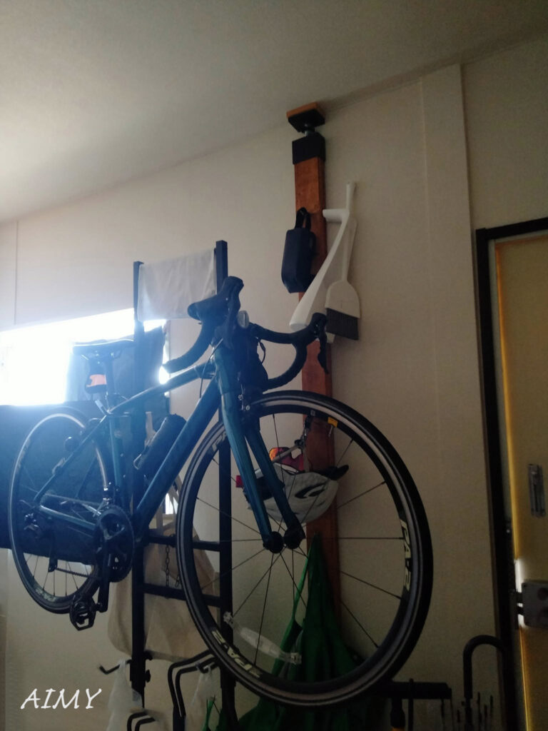 自転車スタンドの裏にディアウォールを取り付け、運用中の我が家